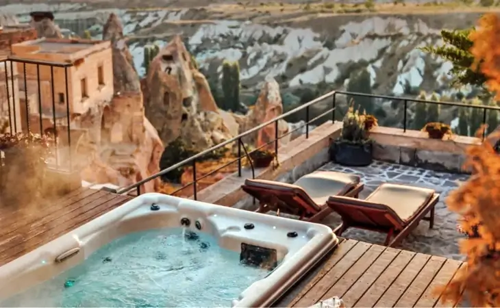 Ortahisar’da Taşkonaklar Boutique Hotel terasında vadi manzaralı açık jakuzi